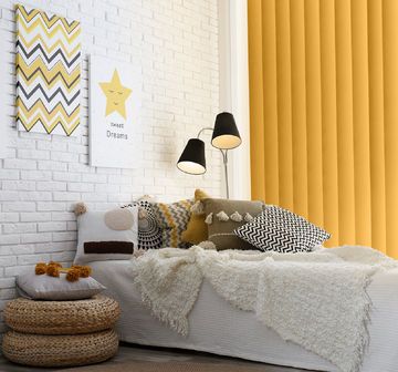 cortina amarilla de lamas verticales